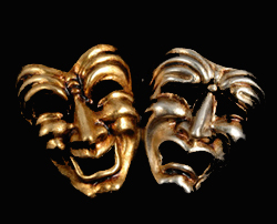Etre soi-même et avoir du charisme Deux masques de théâtre, un masque souriant et un masque triste